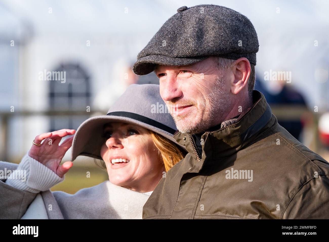 Christian e Geri Horner al Cocklebarrow Point to Point, per vedere il loro cavallo rapidamente ora Please in azione, che ha finito secondo nella Maiden Foto Stock