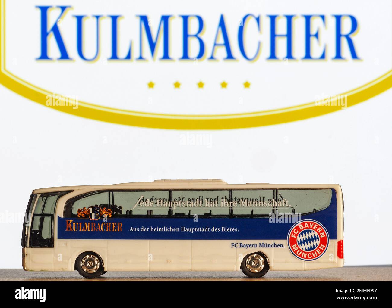 In questa foto, un modello di autobus con un'iscrizione Kulmbacher e FC Bayern Munchen sullo sfondo del logo della società sul monitor Foto Stock