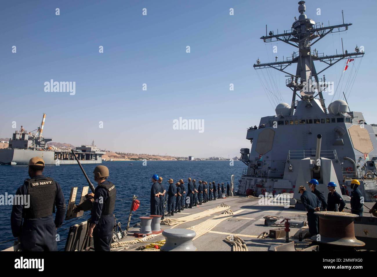 220917-N-EH998-1051 EILAT, Israele (settembre 17, 2022) i marinai man le rotaie come cacciatorpediniere missilistico guidato USS Nitze (DDG 94) entra nel porto di Eilat, Israele, 17 settembre. Nitze viene impiegato nell'area operativa della flotta statunitense 5th per garantire la sicurezza e la stabilità marittima nella regione del Medio Oriente. Foto Stock