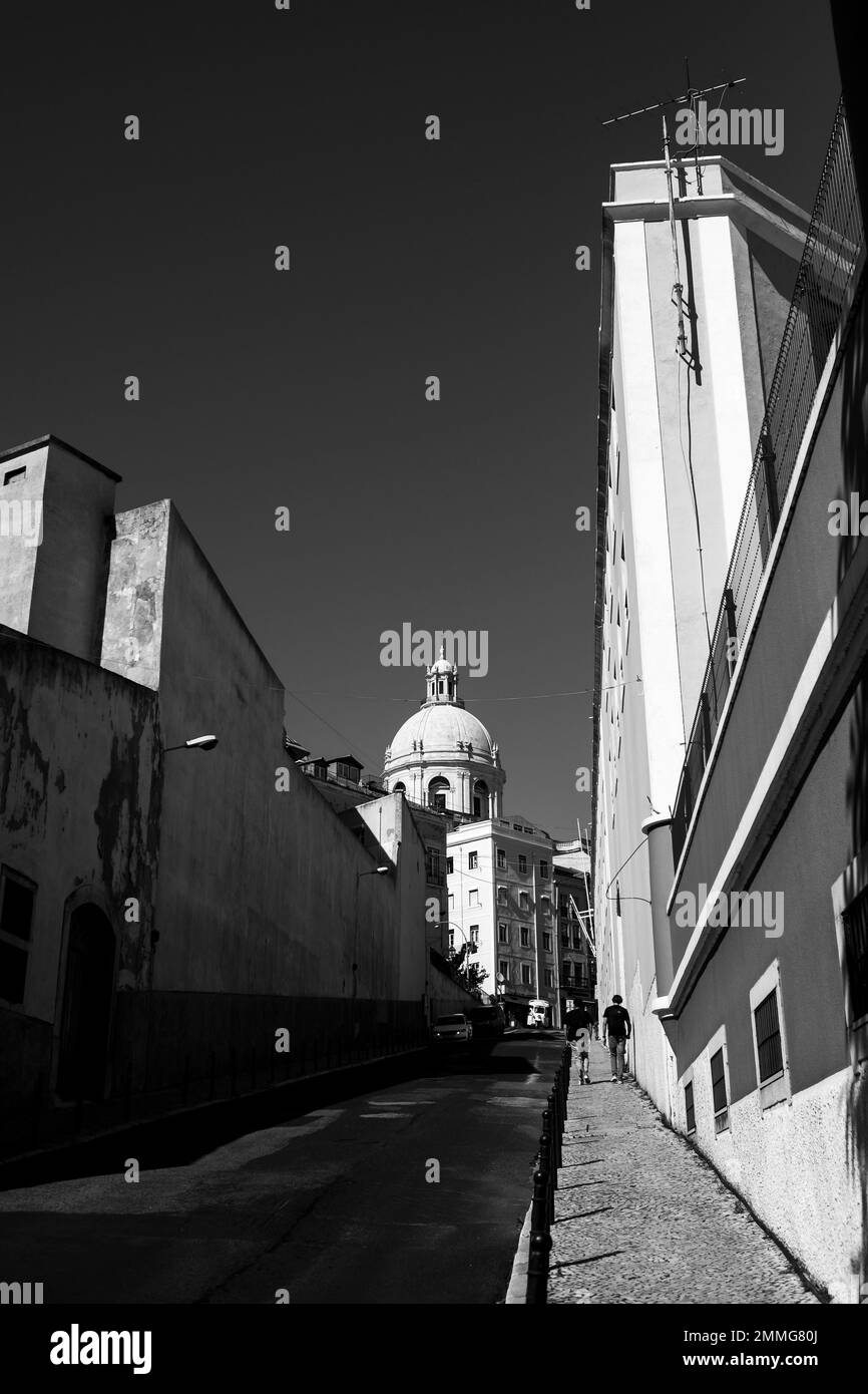 Vista sul quartiere di Alfama, sulla chiesa di Santa Engracia, sul centro storico di Lisbona. Foto in bianco e nero. Foto Stock