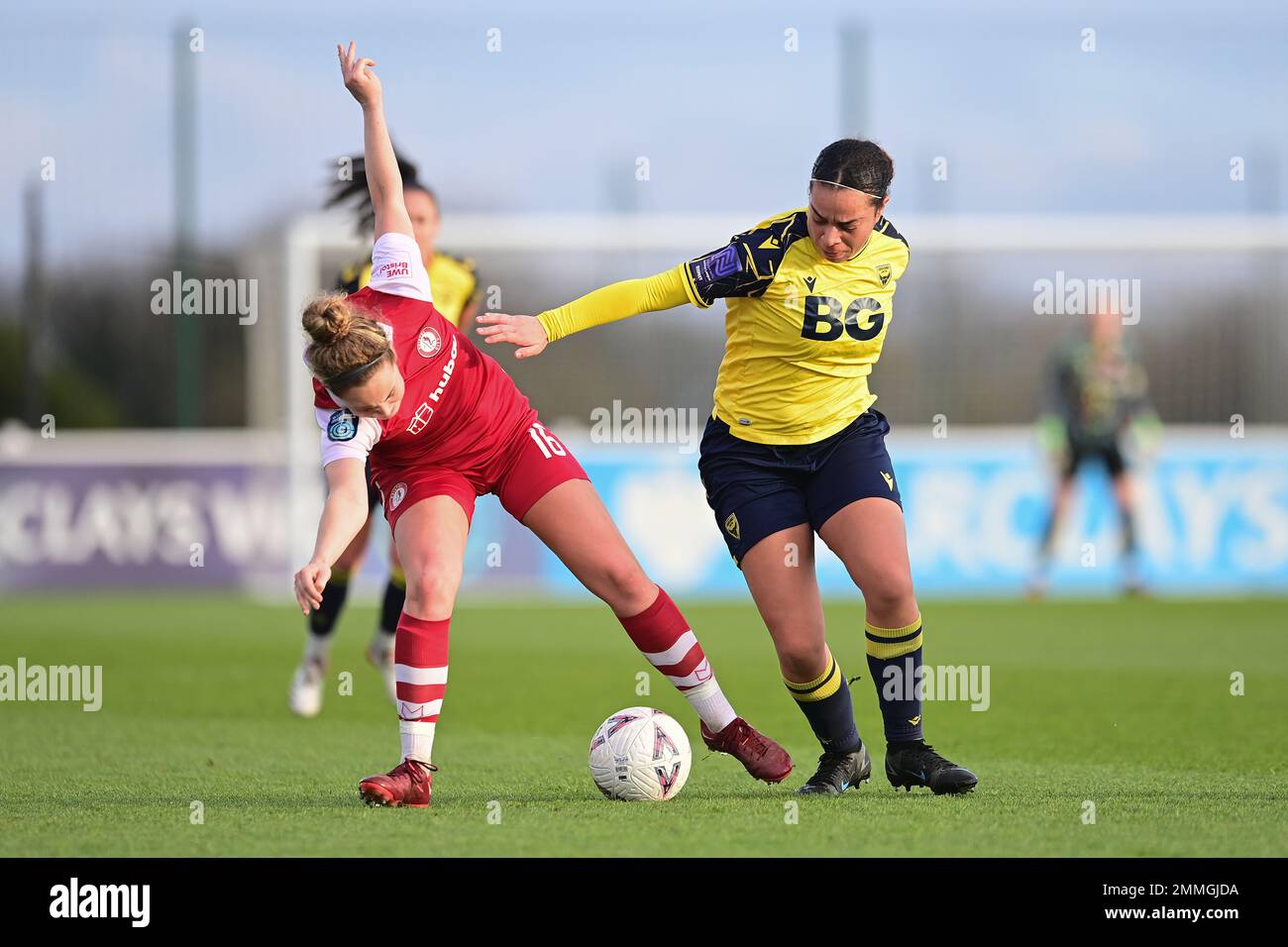 Bristol, Regno Unito. 29th gennaio 2023. Emily Syme di Bristol City Women vies per possesso con Daisy McLachlan - Mandatory by-line: Ashley Crowden - 29/01/2023 - CALCIO - Robins High Performance Centre - Bristol, Inghilterra - Bristol City Women vs Oxford United Women - la fa Cup femminile - quarto turno di credito: Ashley Crowden/Alamy Live News Foto Stock