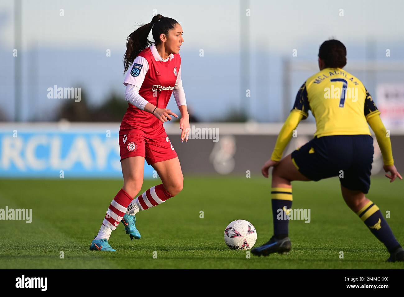 Bristol, Regno Unito. 29th gennaio 2023. Maddi Wilde di Bristol City Women sotto pressione da Daisy McLachlan - Mandatory by-line: Ashley Crowden - 29/01/2023 - FOOTBALL - Robins High Performance Centre - Bristol, Inghilterra - Bristol City Women vs Oxford United Women - la fa Cup femminile - Fourth Round Credit: Ashley Crowden/Alamy Live News Foto Stock