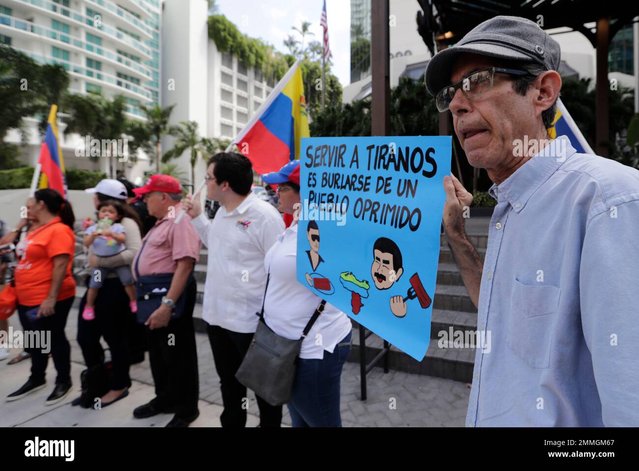 Members of the Venezuelan community protest outside of the Nurs-Et steakhouse, owned by the celebrity chef Nusret Gokce, known by his nickname Salt Bae, Wednesday, Sept. 19, 2018, in Miami. Venezuelan president Nicolas Maduro was shown in a video feasting on steak prepared by Salt Bae in Turkey, at a time when many in his crisis-wracked nation are going hungry. (AP Photo/Lynne Sladky) Foto Stock