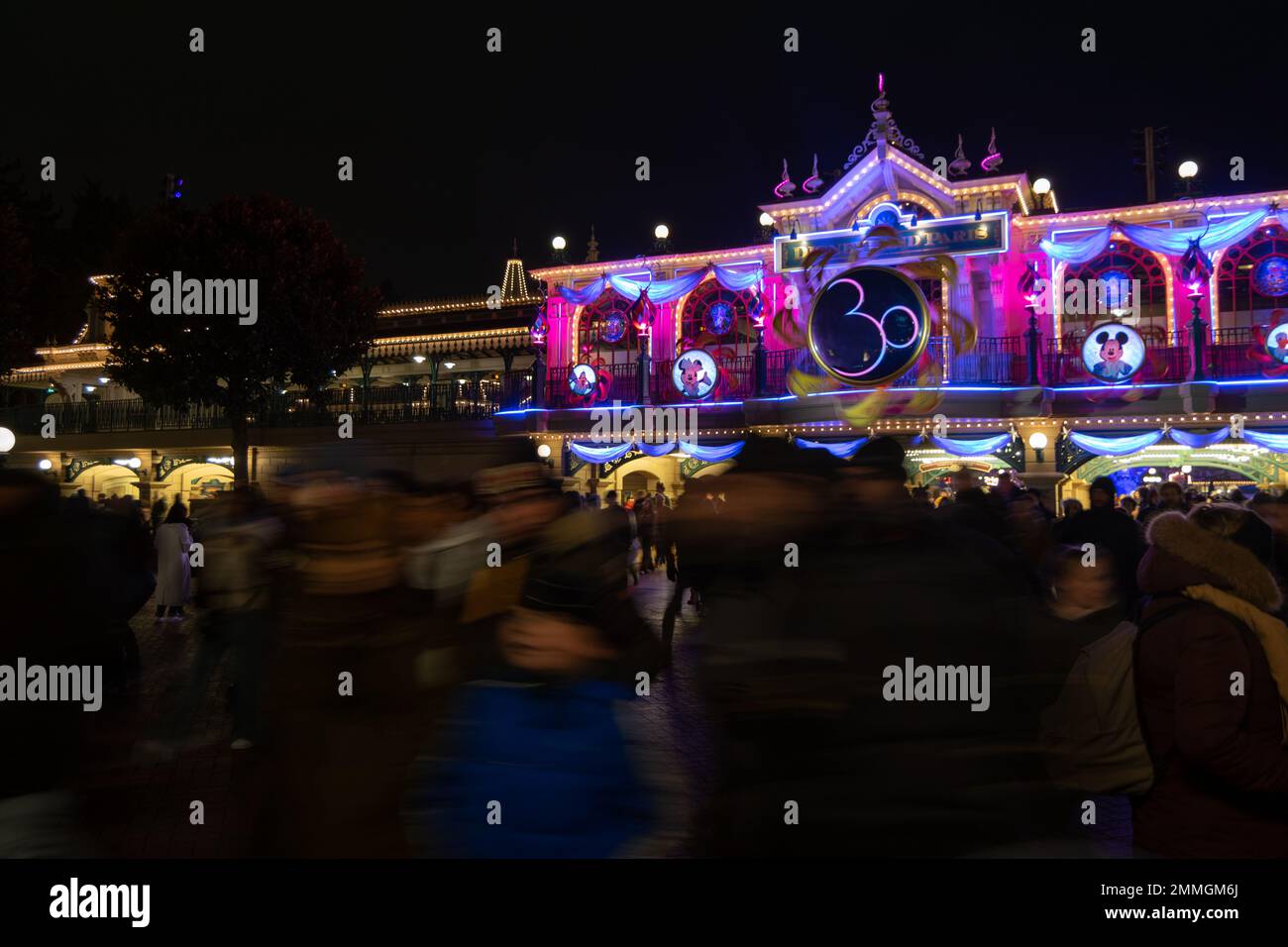 Disneyland Paris 30 anni di illuminazione. Ingresso al parco delle attrazioni Disney con 30 anni di luci commemorative. Foto Stock