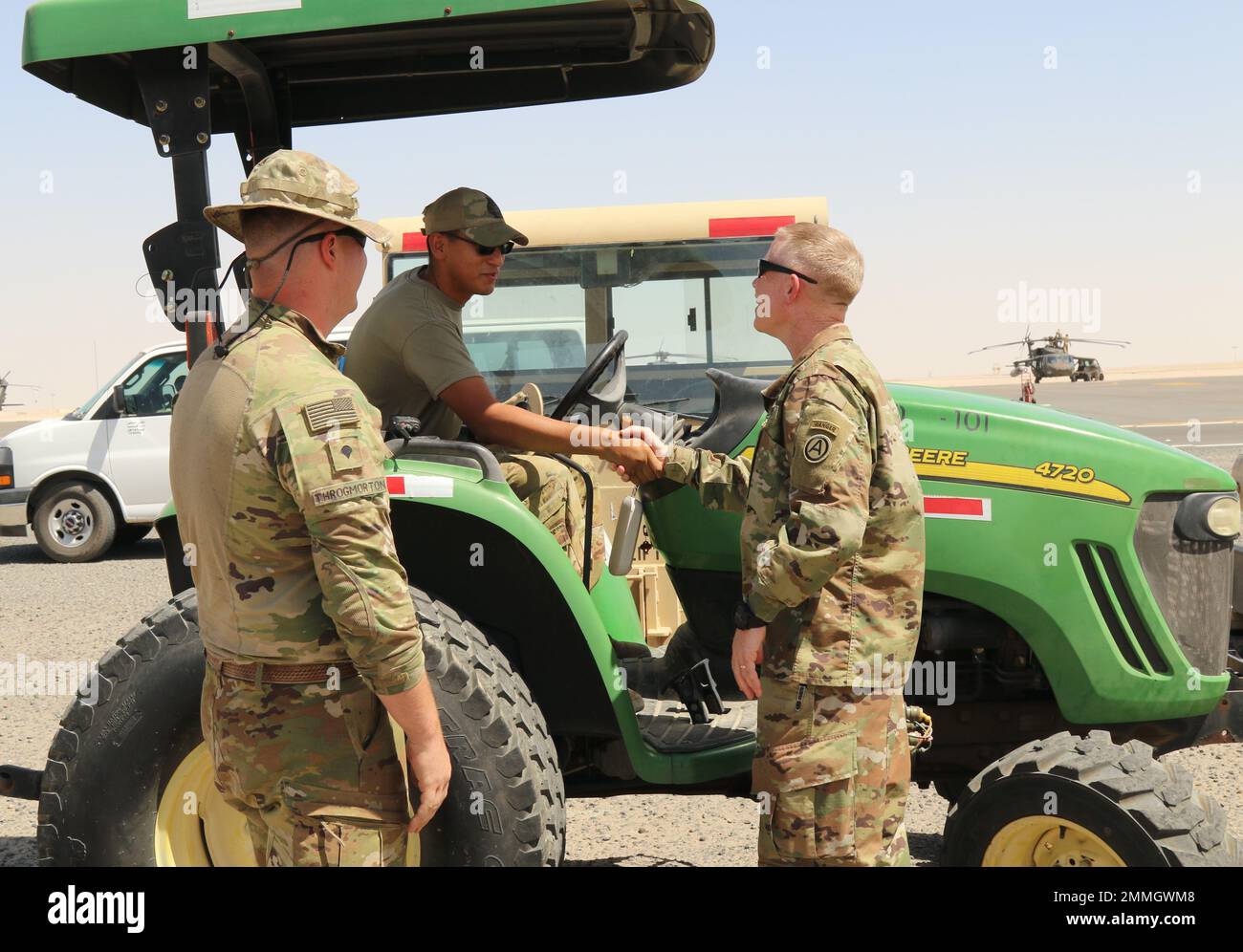 Frank, comandante generale della US Army Central (a destra), incontra i soldati della Task Force Rough Rider del 3-142nd Battaglione di elicotteri d'assalto, attaccati a 36th Brigata dell'Aviazione di combattimento, in un hangar aereo a Camp Buehring, Kuwait, 17 settembre 2022. Il CAB 36th, mobilitato come Task Force Mustang, viene dispiegato a sostegno della missione congiunta congiunta – operazione Incented Resolve per consigliare, assistere e consentire alle forze partner di sconfiggere a lungo da’esh, il termine arabo comune per IS o ISIS, all’interno di aree designate dell’Iraq e della Siria. Foto Stock