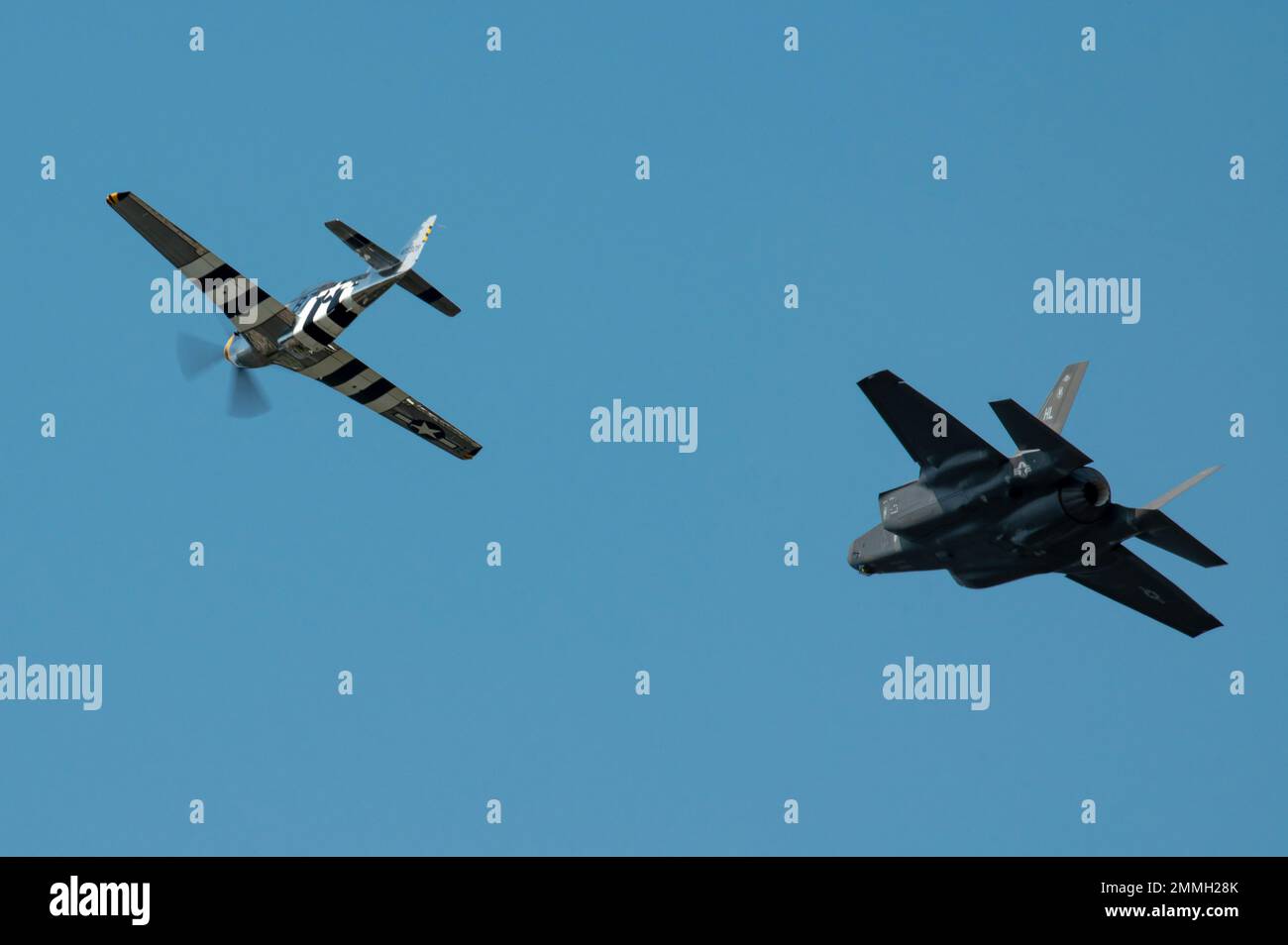 STATI UNITI Il maggiore dell'aeronautica Kristin Wolfe, comandante, F-35A Lightning II Demonstration Team, 388th Fighter Wing, Hill Air Force base, Utah, vola la sua F-35A fianco a fianco con una P-51D Mustang, come parte della dimostrazione di volo storico alla base congiunta Andrews 2022 Air & Space Expo Airshow, JB Andrews, Md, 17 settembre, 2022. Gli Airshows offrono alle persone l'opportunità di vedere le capacità aeree militari degli Stati Uniti in azione e di incontrare i membri del servizio che volano e effettuano la manutenzione delle apparecchiature. Foto Stock