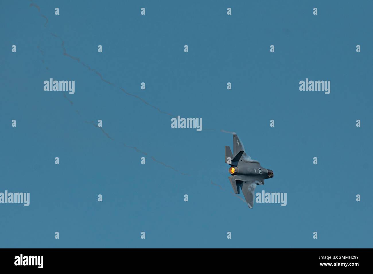 STATI UNITI Il maggiore dell'aeronautica Kristin Wolfe, comandante, F-35A Lightning II Demonstration Team, 388th Fighter Wing, Hill Air Force base, Utah, esegue una dimostrazione di capacità dell'aereo F-35A Lightning II alla Joint base Andrews 2022 Air & Space Expo Airshow, JB Andrews, M., 17 settembre 2022. Gli Airshows offrono alle persone l'opportunità di vedere le capacità aeree militari degli Stati Uniti in azione e di incontrare i membri del servizio che volano e effettuano la manutenzione delle apparecchiature. Foto Stock