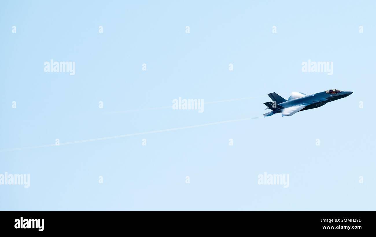 STATI UNITI Il maggiore dell'aeronautica Kristin Wolfe, comandante, F-35A Lightning II Demonstration Team, 388th Fighter Wing, Hill Air Force base, Utah, esegue una dimostrazione di capacità dell'aereo F-35A Lightning II alla Joint base Andrews 2022 Air & Space Expo Airshow, JB Andrews, M., 17 settembre 2022. Gli Airshows offrono alle persone l'opportunità di vedere le capacità aeree militari degli Stati Uniti in azione e di incontrare i membri del servizio che volano e effettuano la manutenzione delle apparecchiature. Foto Stock