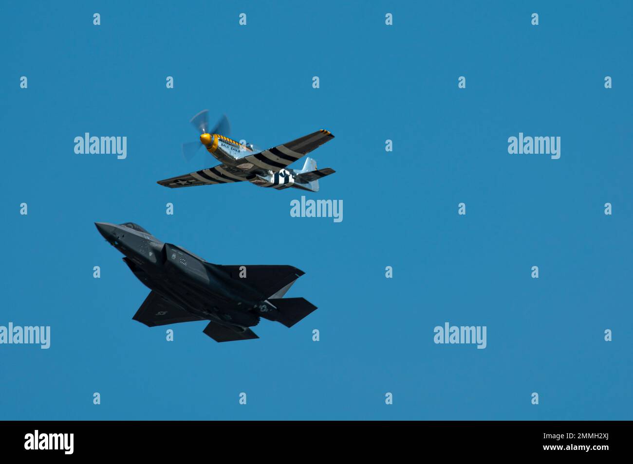 STATI UNITI Il maggiore dell'aeronautica Kristin Wolfe, comandante, F-35A Lightning II Demonstration Team, 388th Fighter Wing, Hill Air Force base, Utah, vola la sua F-35A fianco a fianco con una P-51D Mustang, come parte della dimostrazione di volo storico alla base congiunta Andrews 2022 Air & Space Expo Airshow, JB Andrews, Md, 17 settembre, 2022. Gli Airshows offrono alle persone l'opportunità di vedere le capacità aeree militari degli Stati Uniti in azione e di incontrare i membri del servizio che volano e effettuano la manutenzione delle apparecchiature. Foto Stock