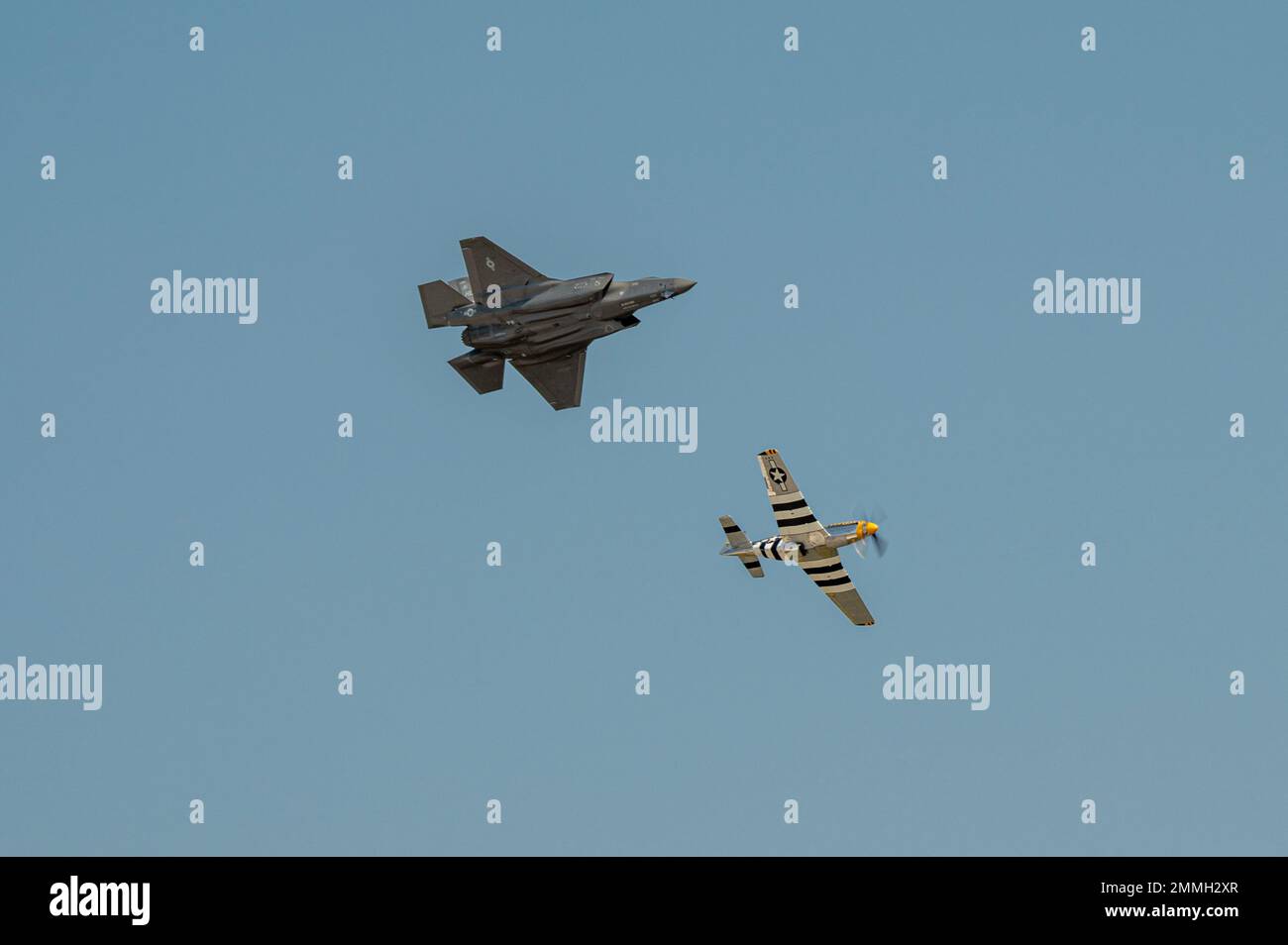 STATI UNITI Il maggiore dell'aeronautica Kristin Wolfe, comandante, F-35A Lightning II Demonstration Team, 388th Fighter Wing, Hill Air Force base, Utah, vola la sua F-35A fianco a fianco con una P-51D Mustang, come parte della dimostrazione di volo storico alla base congiunta Andrews 2022 Air & Space Expo Airshow, JB Andrews, Md, 17 settembre, 2022. Gli Airshows offrono alle persone l'opportunità di vedere le capacità aeree militari degli Stati Uniti in azione e di incontrare i membri del servizio che volano e effettuano la manutenzione delle apparecchiature. Foto Stock