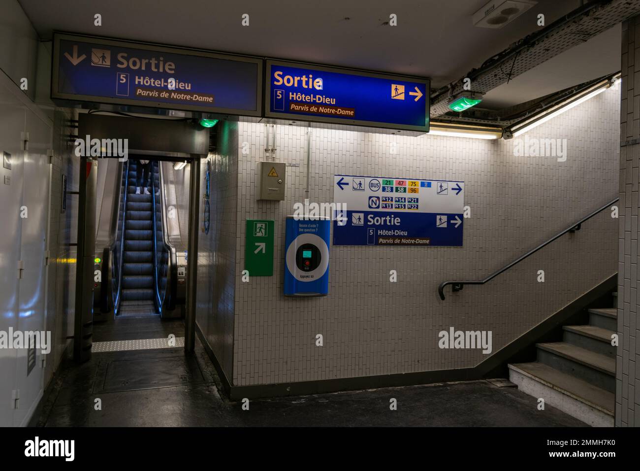 Parigi Metro sortie 5 hotel de ville, Notre-Dame de Paris. Uscita metropolitana di Parigi. Uscita metropolitana a Parigi. Visita le uscite di viaggio di Parigi. Foto Stock