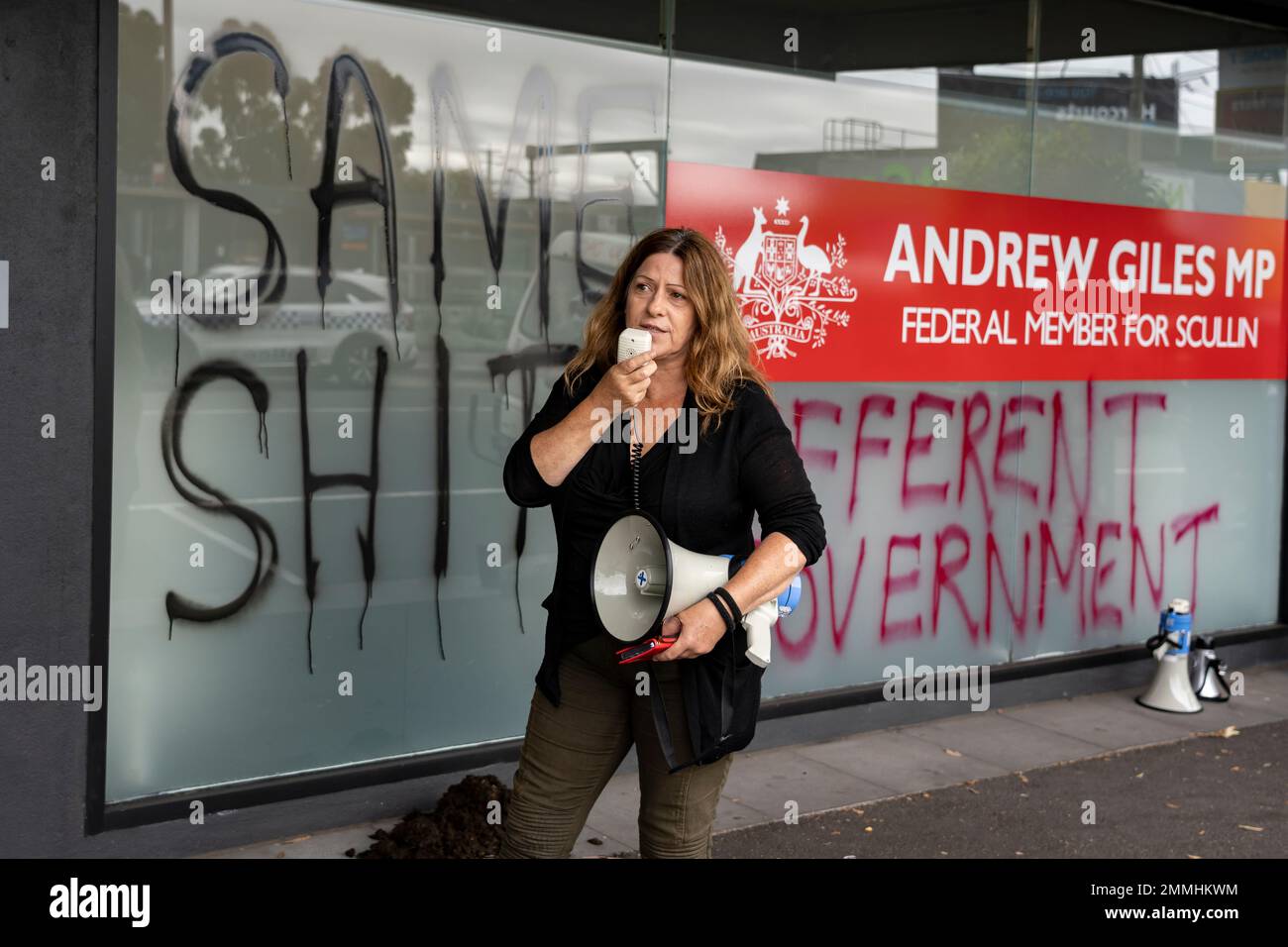 I manifestanti dei diritti dei rifugiati si rivolgono a Andrew Giles Foto Stock