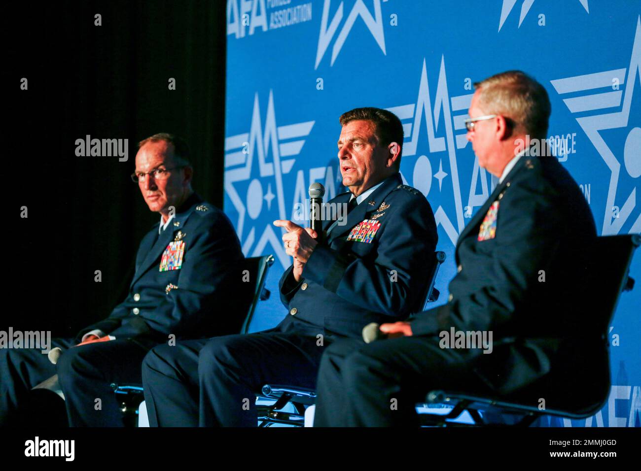 Michael A. Loh, direttore della Guardia Nazionale aerea, centro; Il generale John P. Healy, capo della riserva delle forze aeree, a sinistra e il generale Daryl L. Bohac, coadiuvante generale del Nebraska, discuterà la componente della riserva delle forze aeree durante un panel alla 2022 Air and Space Forces Association's Air, Space and Cyber Conference a National Harbor, Maryland, 19 settembre 2022. Foto Stock