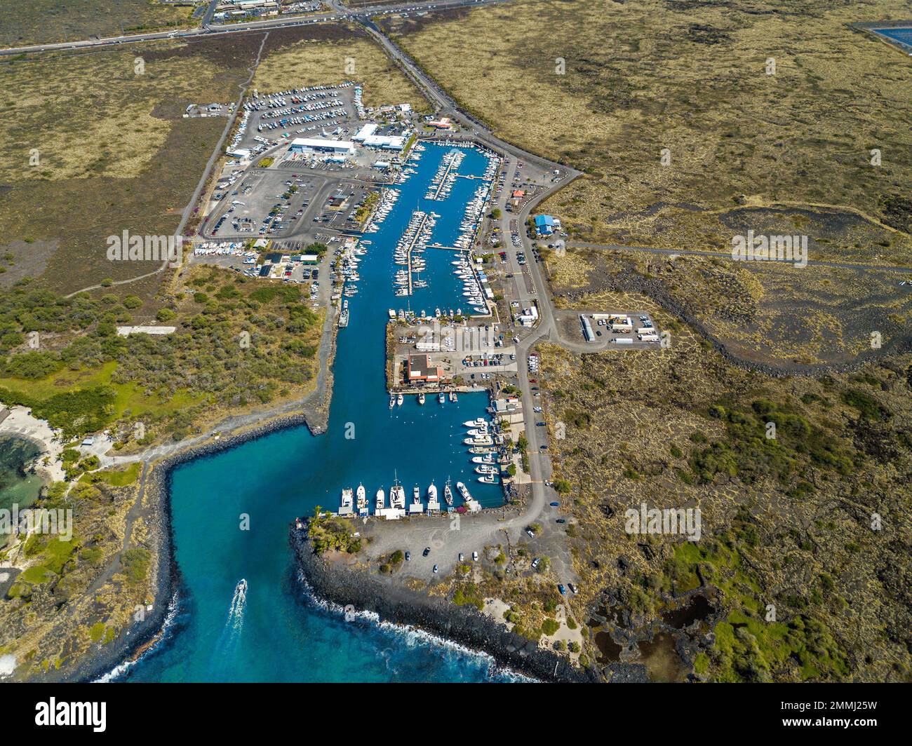 Un'antenna di piccolo Honokohau Boat Harbour, Kona il più grande porto, con oltre 250 imbarcazioni e diverse centinaia di più dry-barche ormeggiate, Nord Distri Kona Foto Stock