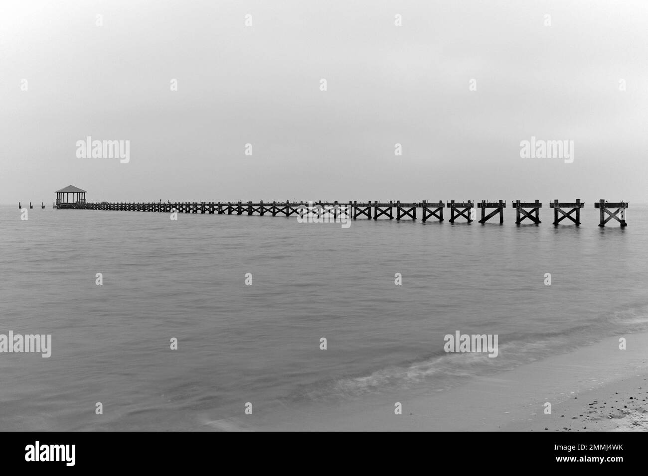 L'uragano Zeta nel 2020 ha danneggiato il Lighthouse Pier al largo della costa di Biloxi, Mississippi, dove si trova ancora l'infrastruttura scheletrica non connessa. Foto Stock