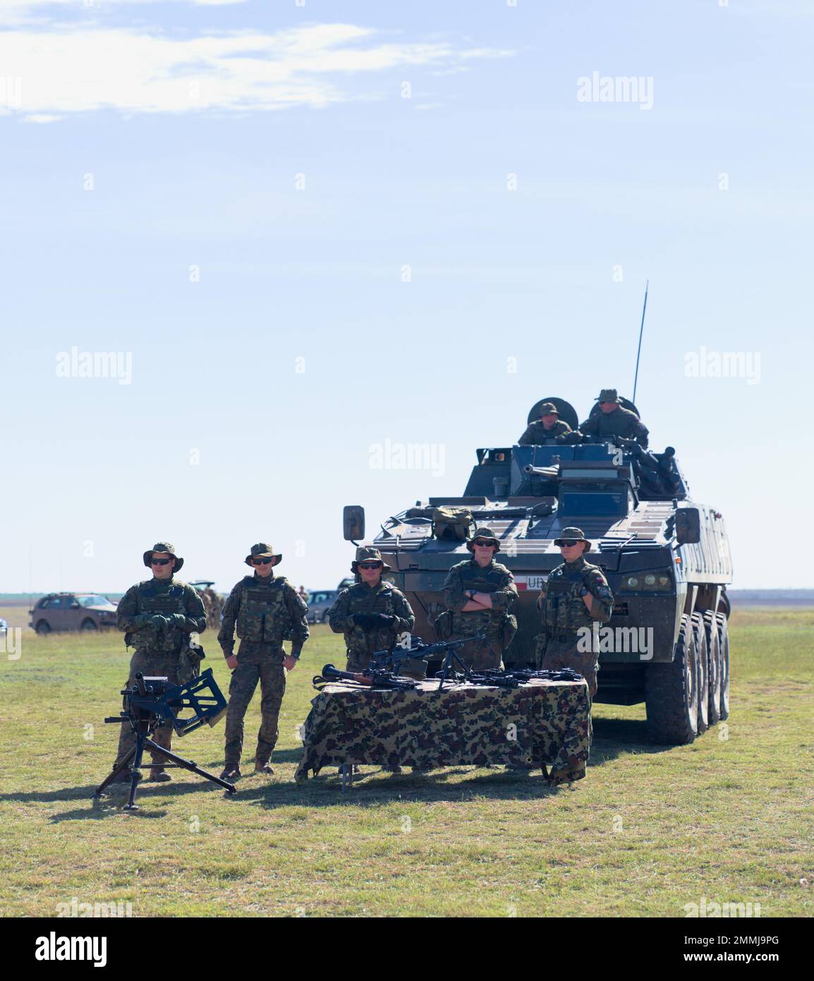 I soldati polacchi, assegnati al contingente militare polacco, si trovano dietro i loro sistemi di armi come parte di una mostra statica durante Exercise Justice Eagle, presso la Smardan Training Area, in Romania, il 19 settembre 2022. Sotto il comando e il controllo della 101st Divisione Airborne (Air Assault); 1st battaglione, 8th reggimento di fanteria, continua a rafforzare il fianco orientale della NATO e a impegnarsi in esercitazioni multinazionali come Justice Eagle con alleati e partner in tutto il continente europeo per rassicurare gli alleati della nostra Nazione. Foto Stock