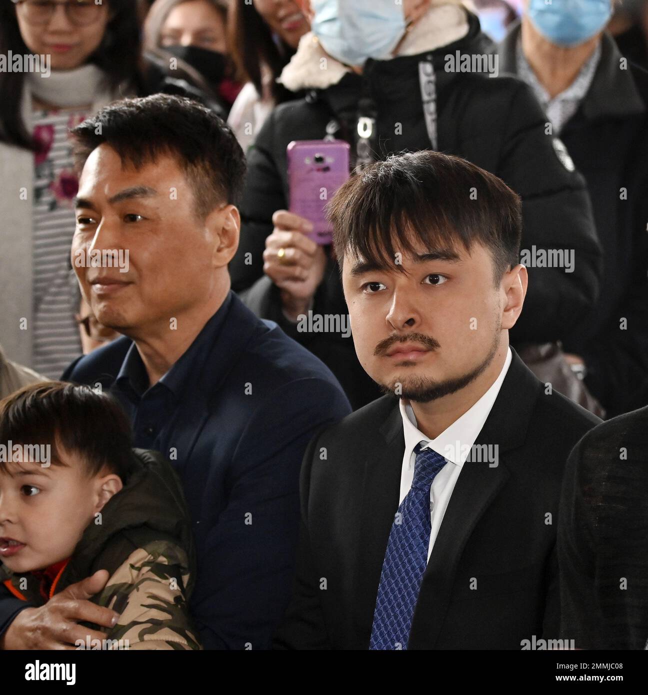 Alhambra, Stati Uniti. 29th Jan, 2023. Brandon Tsay (R) si siede con la sua famiglia durante una cerimonia speciale per onorarlo con il "edal of Courage" del Dipartimento di polizia dell'Alhambra al Festival del Capodanno lunare dell'Alhambra, in California, domenica 29 gennaio 2023. Tsay ha affrontato il 72-anno-vecchio cannoniere Huu Can Tran quando Tran camminò nella sala da ballo di Lai Lai e Studio in Alhambra la notte del 21 gennaio. All'epoca, Tran aveva appena girato 20 persone, 11 fatalmente, in uno studio di danza a Monterey Park meno di 20 minuti prima. Foto di Jim Ruymen/UPI Credit: UPI/Alamy Live News Foto Stock