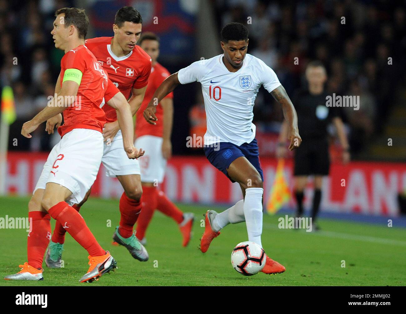 England's Marcus Rashford, right, goes with the ball during the International friendly soccer match between England and Switzerland at the King Power Stadium in Leicester, England, Tuesday, Sept. 11, 2018 . (AP Photo/ Rui Vieira) Foto Stock