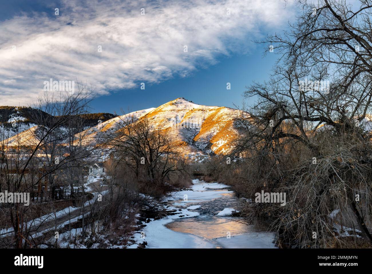 Snowy Clear Creek paesaggio d'inverno. Golden, Colorado, STATI UNITI D'AMERICA Foto Stock