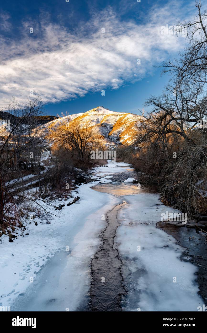 Snowy Clear Creek paesaggio d'inverno. Golden, Colorado, STATI UNITI D'AMERICA Foto Stock