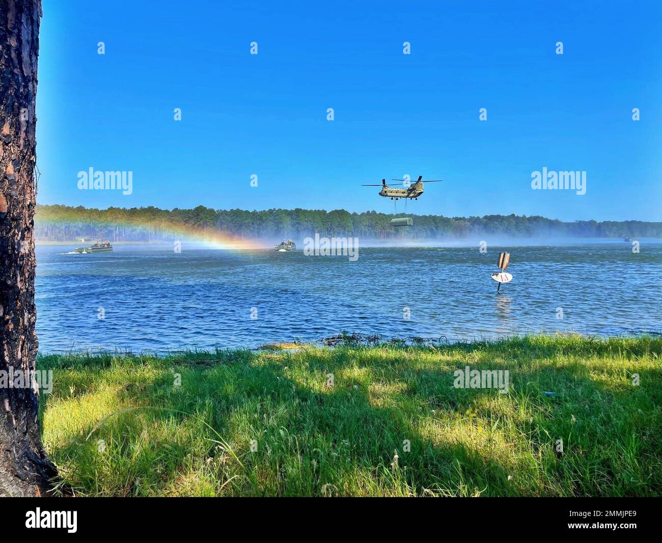 I soldati del corpo chimico dell'esercito degli Stati Uniti hanno sostenuto la 497th Multi-Role Bridge Company durante un'esercitazione di attraversamento del vuoto a Fort Stewart, Georgia. I soldati della 92nd Chemical Company hanno partecipato a un esercizio di addestramento progettato per consentire alle unità di combattimento di superare gli ostacoli e le forze nemiche di manovra. Foto dell'esercito degli Stati Uniti di Capt. Donovan G. Coleman. Foto Stock