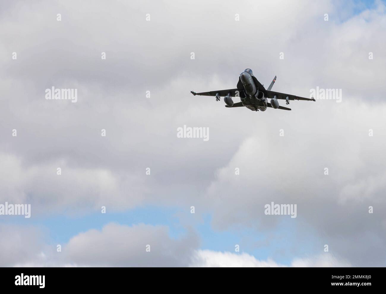 Un canadese CF-18 Hornet conduce un volo sopra durante un'esercitazione multinazionale combinata di fuoco vivo di armi come parte di Eagle 22 di giustizia il 20 settembre 2022, alla zona di addestramento di Smardan, Romania. Il nostro impegno a difendere il territorio della NATO è ironclad e continueremo a rafforzare la nostra posizione per difendere meglio i nostri alleati della NATO. (STATI UNITI Foto dell'esercito da parte del personale Sgt. Malcolm Cohens-Ashley, 2nd Brigade Combat Team Public Affairs.) Foto Stock