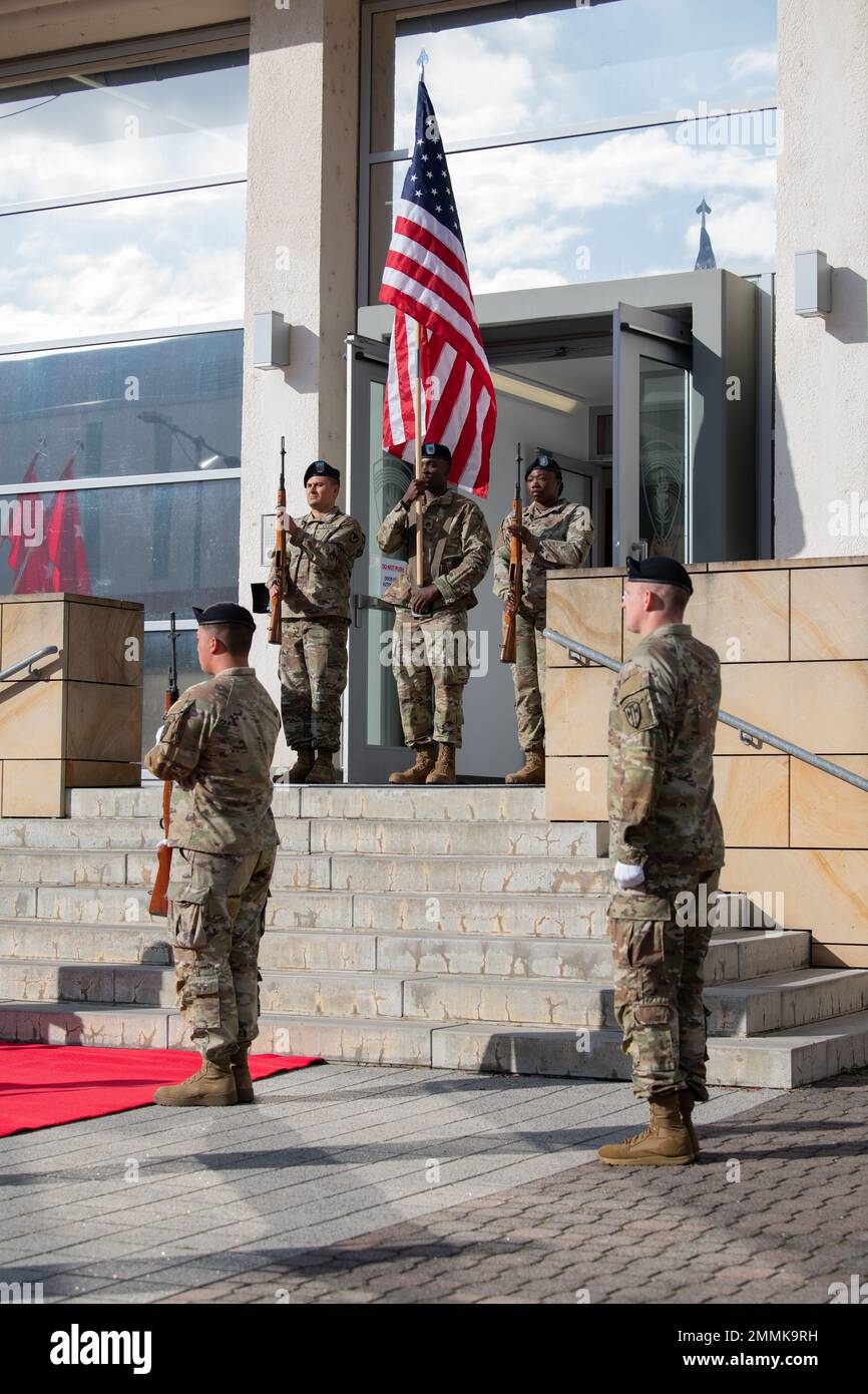 I membri della 529th Società di polizia militare “Guardia d’onore” presentano la bandiera americana durante la riproduzione dell’inno nazionale per l’arrivo del Segretario dell’Esercito agli Stati Uniti Esercito Europa e Africa Quartier generale 20 settembre 2022, su Clay Kaserne a Wiesbaden, Hessen, DE. 529th Military Police Company fornisce un regolare supporto cerimoniale per l'Europa e l'Africa dell'esercito degli Stati Uniti come loro "Honor Guard" designato. Foto Stock