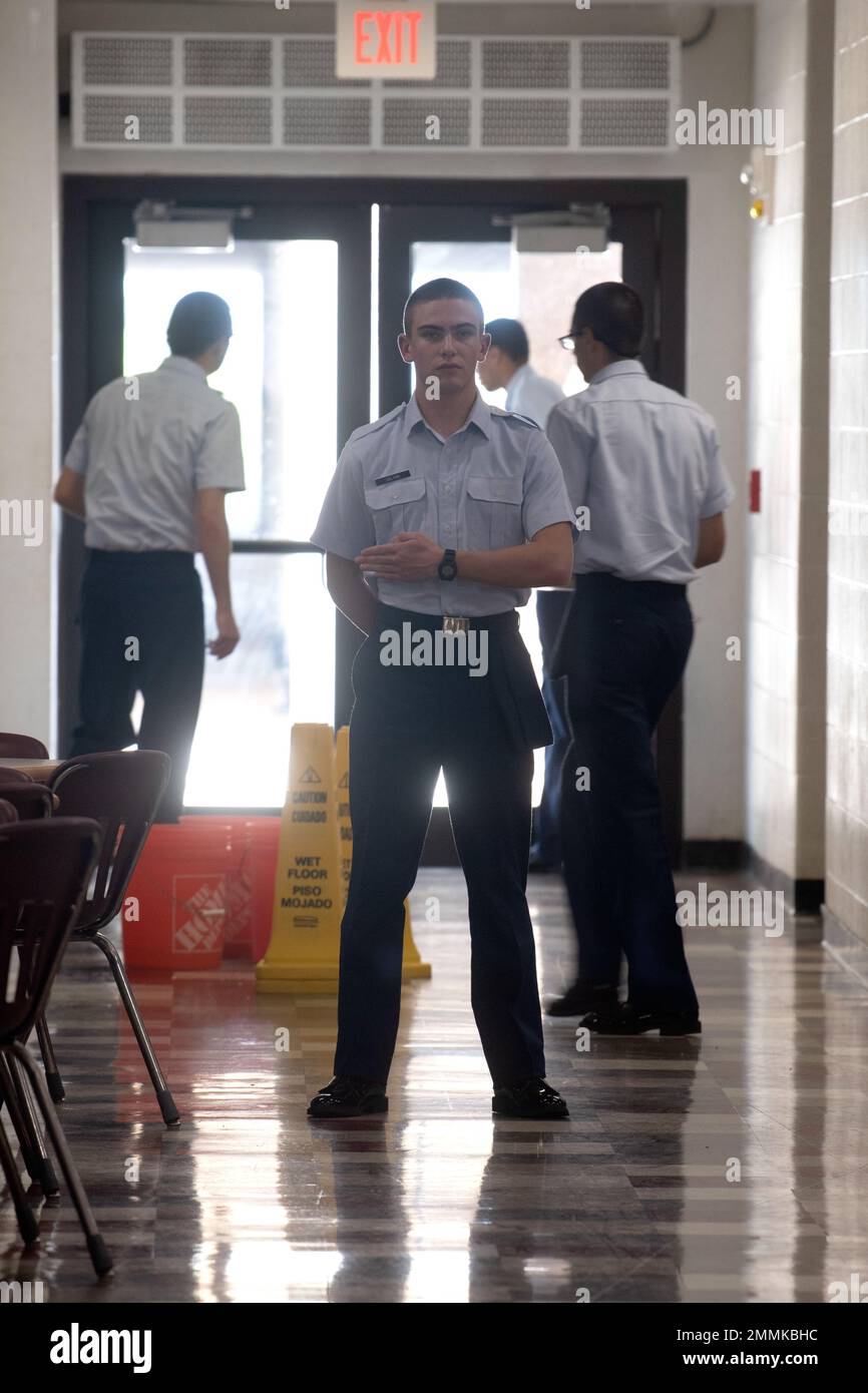 L'apprendista di base dell'aeronautica degli Stati Uniti, Mason Galvan, 331st Training Squadron, Flight 674, dirige gli altri apprendisti ai loro tavoli da pranzo all'ora di pranzo nella sala da pranzo il 20 settembre 2022, presso la Joint base San Antonio, Texas. I partecipanti devono prendere posti assegnati per garantire il massimo utilizzo dello spazio durante i pasti nelle sale da pranzo. Foto Stock