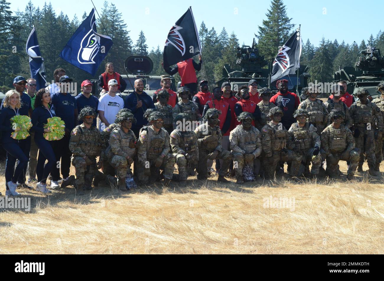 I giocatori di Seattle Seahawks e Atlanta Falcons posano con i membri del servizio della base congiunta Lewis-McChord dopo l'addestramento di Expert Fantry Badge e Expert Soldier Badge su JBLM il 20 settembre. Foto Stock