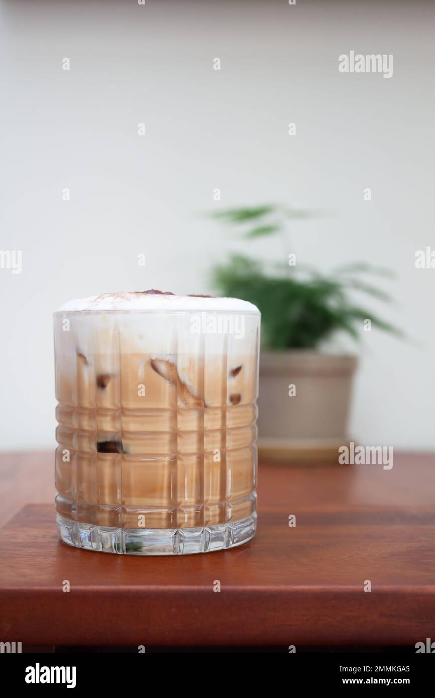 Caffè ghiacciato con micro schiuma nella caffetteria, foto di magazzino Foto Stock