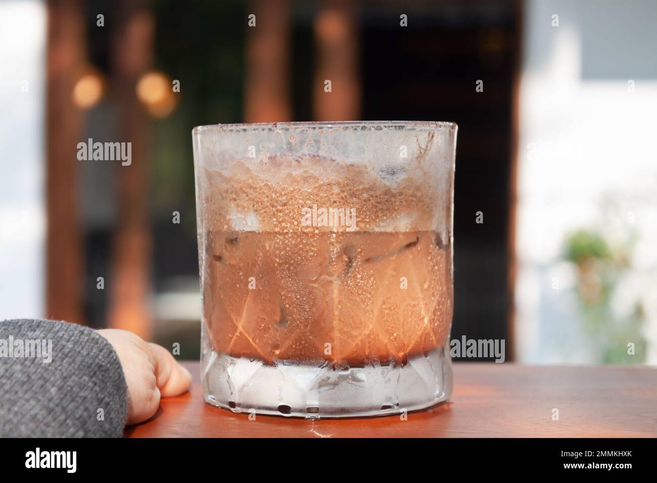 Caffè ghiacciato con micro schiuma nella caffetteria, foto di magazzino Foto Stock