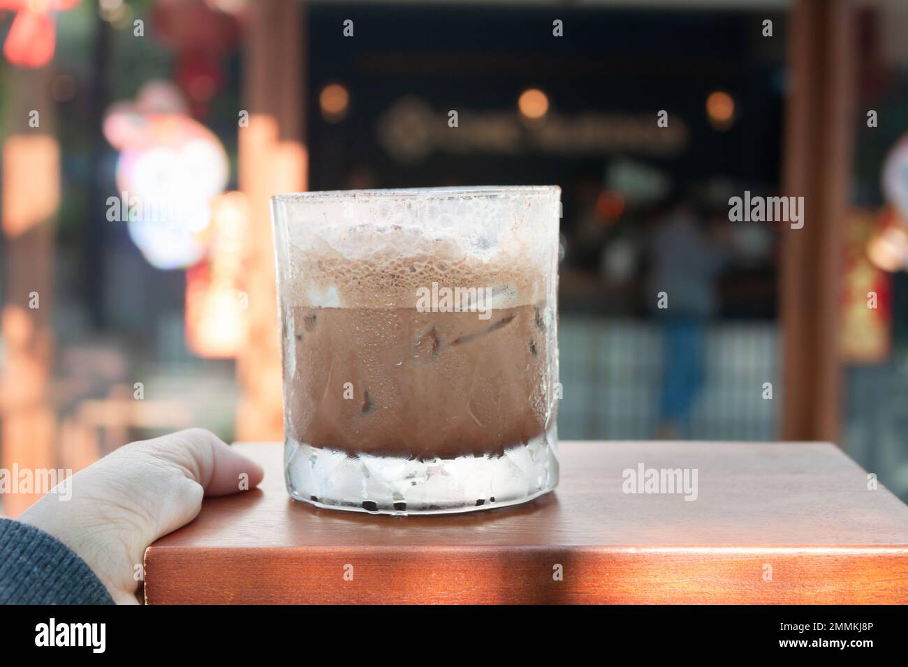 Caffè ghiacciato con micro schiuma nella caffetteria, foto di magazzino Foto Stock