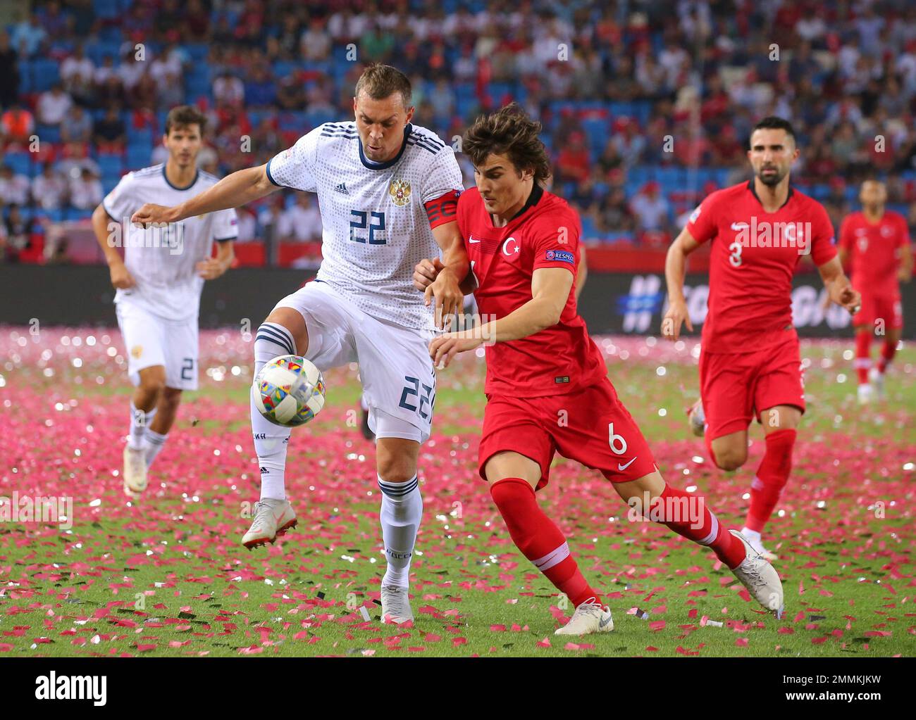 Turkey's Caglar Soyuncu, right, tries to stop Russia's Artem Dzyuba, left, during the UEFA Nations League soccer match between Turkey and Russia in Trabzon, Turkey, Friday, Sept. 7, 2018. (AP Photo) Foto Stock
