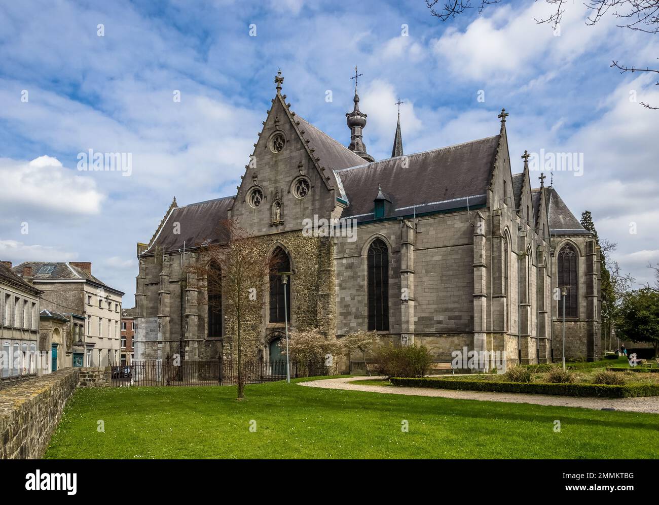 Particolare architettonico dell'edificio della Chiesa Collegiata di Saint-Ursler, situato a Binche, nella provincia belga dell'Hainaut. L'edificio in gran parte gotico Foto Stock