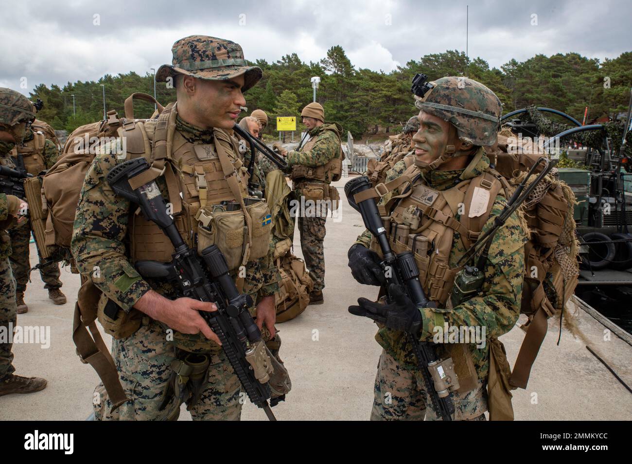 U.S. Marines CPL. Allen Rodriguez e CPL. Micheal Marino-Diaz con 1st battaglione, 8th Regimento Marino, 2D Divisione Marina, si prepara a bordo di una nave da combattimento svedese 90, mentre conduce un esercizio tattico durante l'esercizio Arcipelago Endeavor 22 (AE22), presso la base navale di Berga, Svezia, 20 settembre 2022. AE22 è un esercizio integrato di formazione sul campo che aumenta le capacità operative e migliora la cooperazione strategica tra i Marines statunitensi e le forze svedesi. Foto Stock