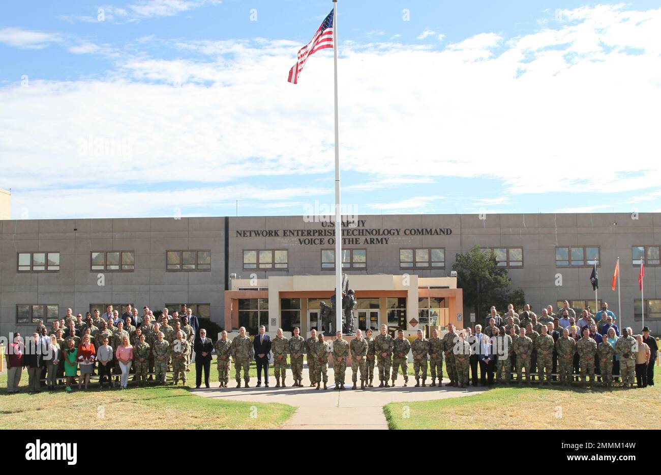 Il Network Enterprise Technology Command dell'esercito statunitense ha messo l'esercito in moto questa settimana, mentre l'organizzazione enclave-network dell'esercito ha condotto una sede di sviluppo Senior leader di tre giorni per aiutare a concentrare iper-la missione di comandi impostata per soddisfare le esigenze dei suoi clienti - l'esercito e i suoi partner di missione Joint Service - AS Più di 50 membri senior del comando globale si sono incontrati per assumere questo obiettivo monumentale tenuto presso la sede CENTRALE DI NETCOM a Greely Hall, Fort Huachuca, Ariz. Foto Stock