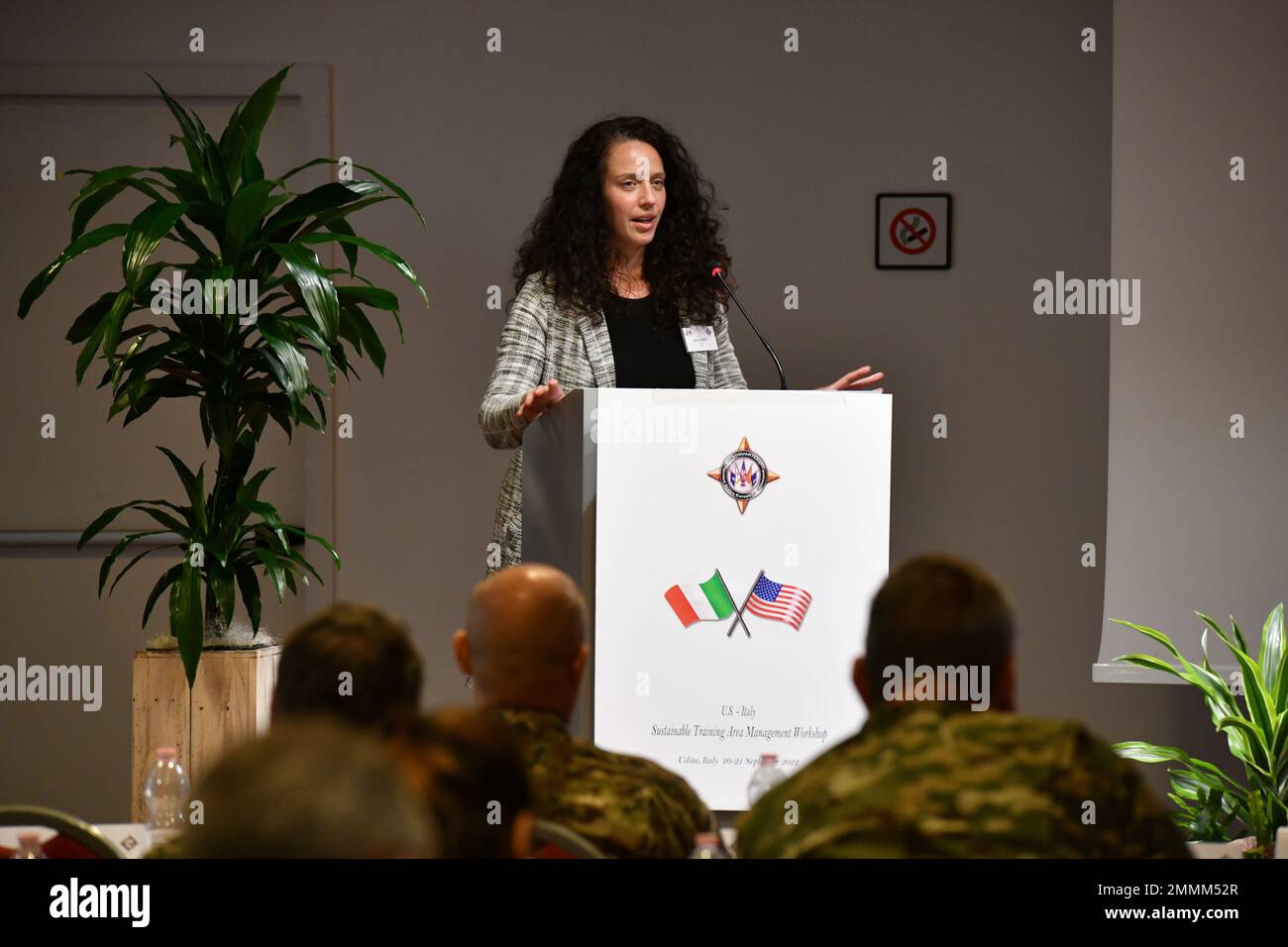 Jenna Snow, l'esercito degli Stati Uniti Europa e Africa Integrated Training Area Management Program Manager, Training Support Activity Europe, 7th Army Training Command si rivolge ai membri della Provincia di Pordenone e Udine, comando regionale militare italiano, Consolato degli Stati Uniti Milano Political-Economic, U.S. Airmen di stanza all'Aviano Airbase, Ufficio della cooperazione della Difesa di Lubiana degli Stati Uniti, Delegazione Slovena, Task Force dell'Esercito degli Stati Uniti dell'Europa Meridionale, Africa e la Brigata aerea 173rd, durante il Workshop sulla gestione dell'area di formazione sostenibile, Udine, Italia, 20 settembre 2022. Natura 2000 è una rete Foto Stock