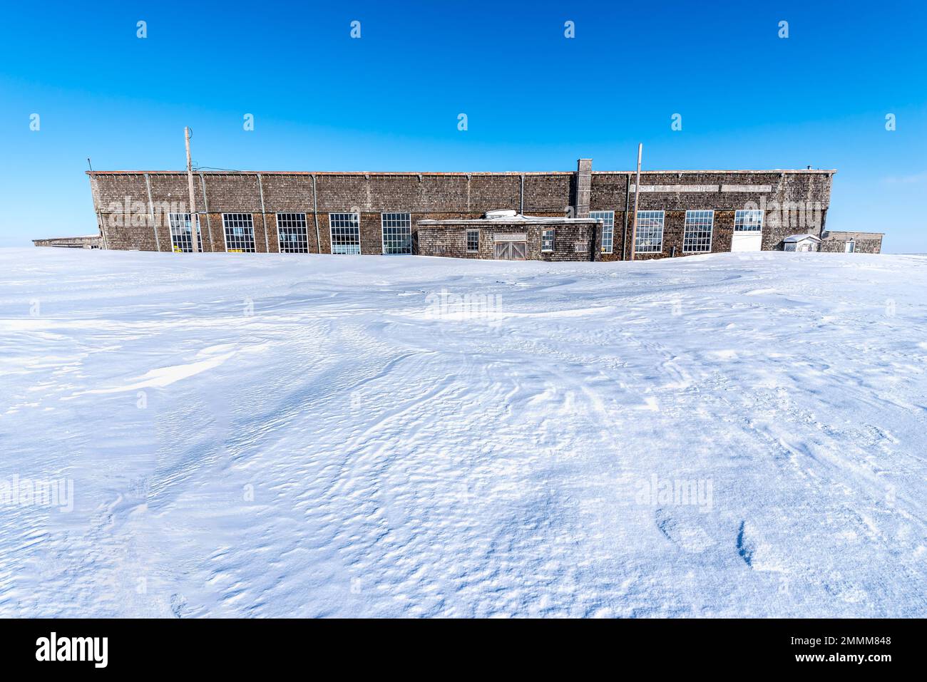 Swift Current, SK, Canada - 6 marzo 2022: Hangar No. 6, Old World War II Building in the Snow at the Swift Current, Saskatchewan Airport Foto Stock
