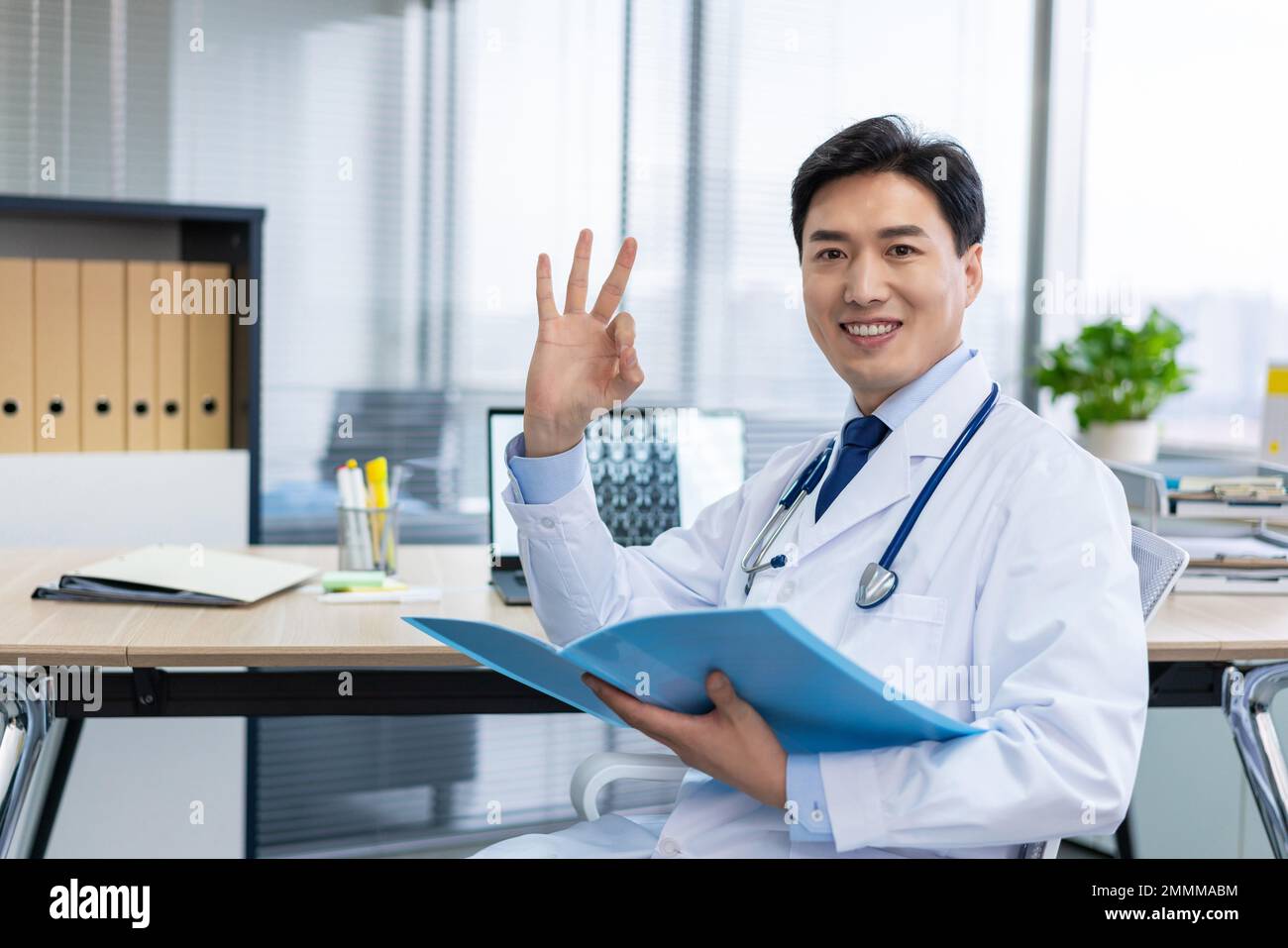 Il giovane medico che lavora in ufficio Foto Stock
