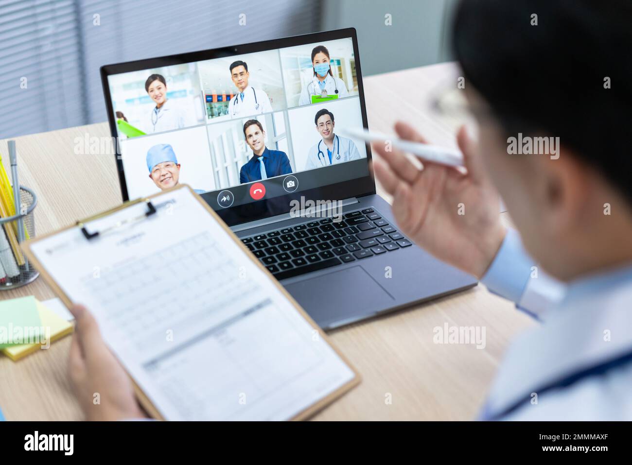 Il giovane medico che lavora in ufficio Foto Stock