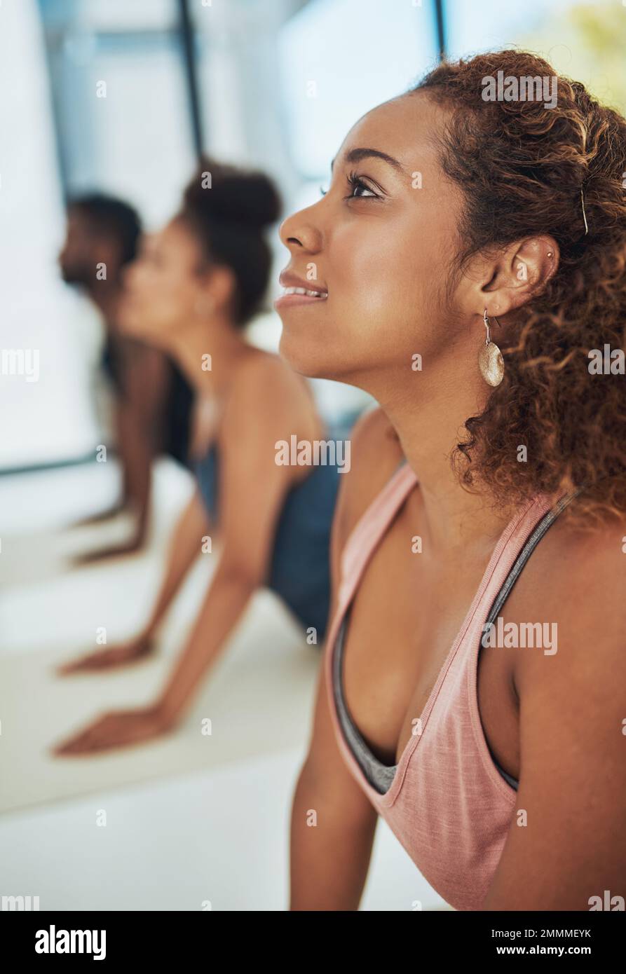Uno si muove in un asana fino a che il limite è sentito. un gruppo di persone che fanno yoga. Foto Stock
