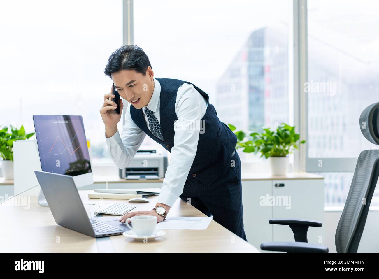 Un giovane uomo d'affari ufficio Foto Stock
