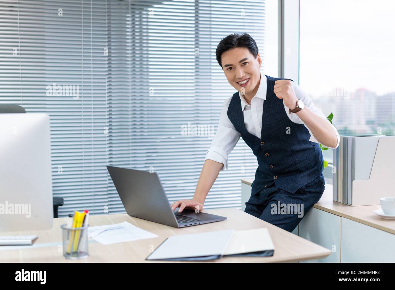 Un giovane uomo d'affari ufficio Foto Stock