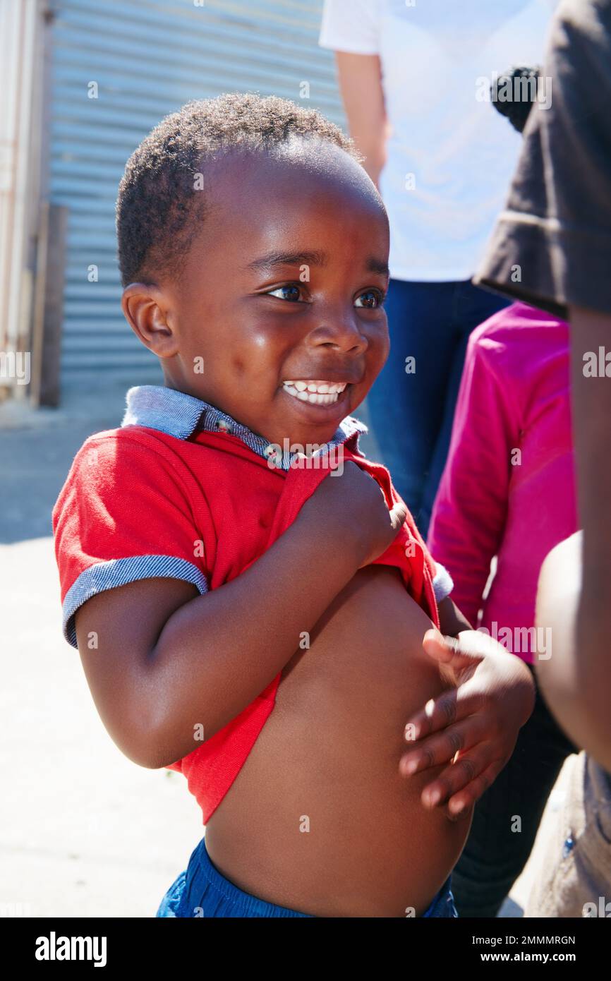 HES buon tempo. un bambino giovane ad un evento di sensibilizzazione della comunità. Foto Stock