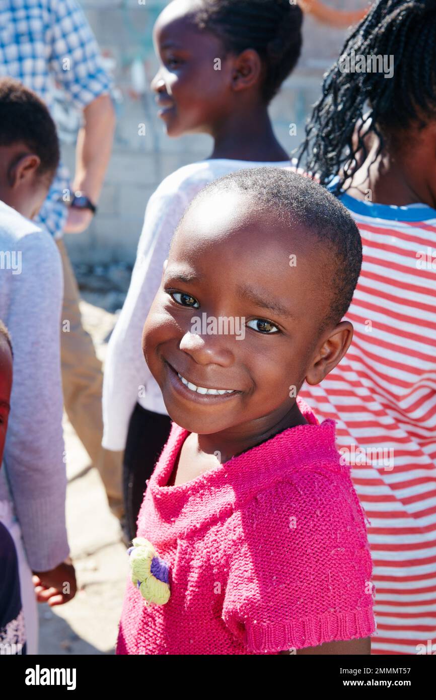 Im che si diverte... ritratto ritagliato di un bambino in un evento di sensibilizzazione della comunità. Foto Stock