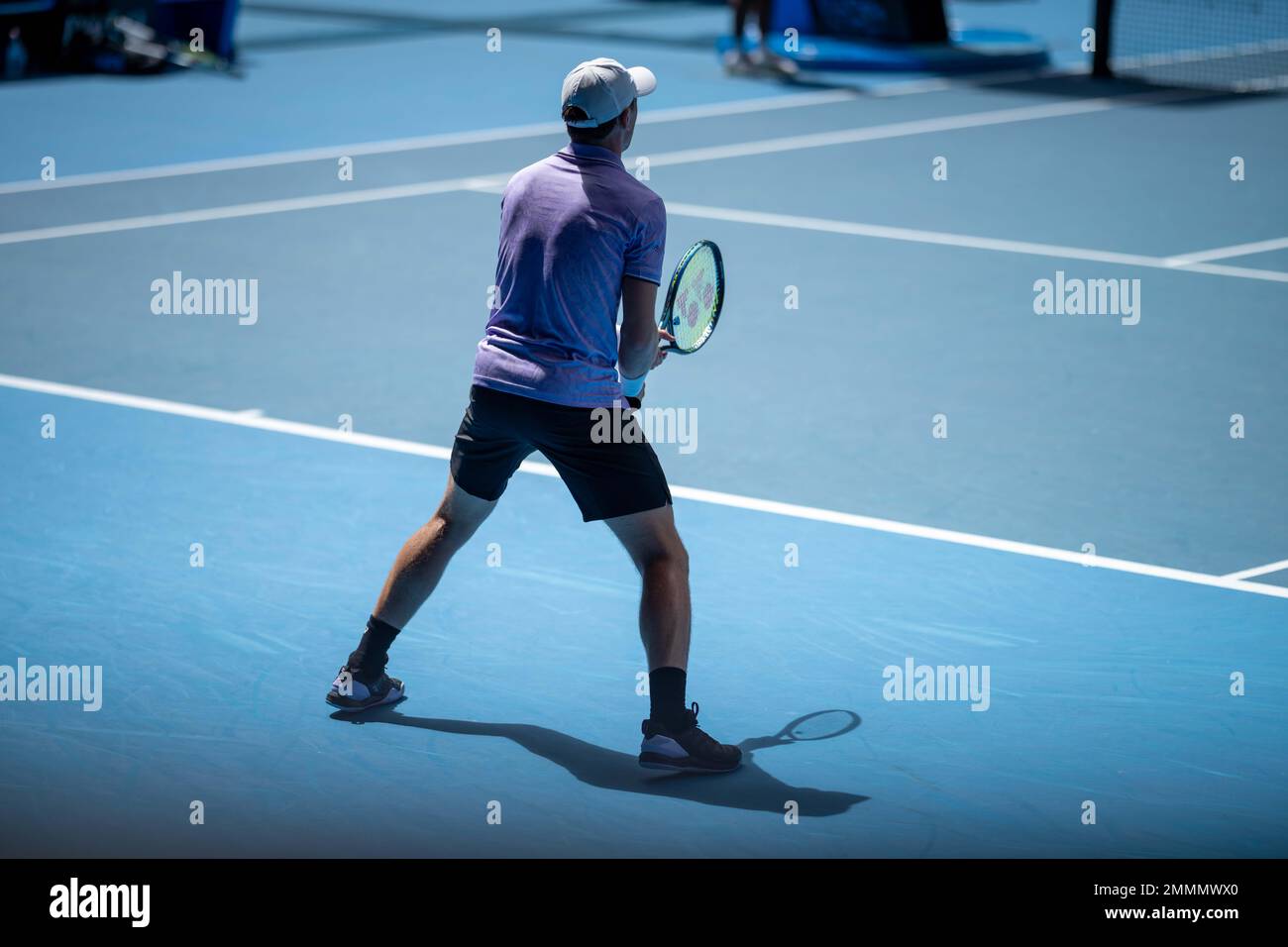 atleta che gioca a tennis. Tennista amatoriale femminile che colpisce una fronte giocando a tennis estate Foto Stock