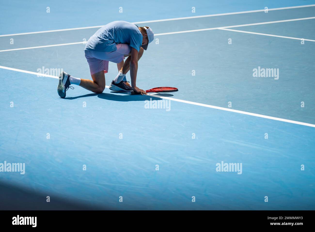 atleta che gioca a tennis. Tennista amatoriale femminile che colpisce una fronte giocando a tennis estate Foto Stock