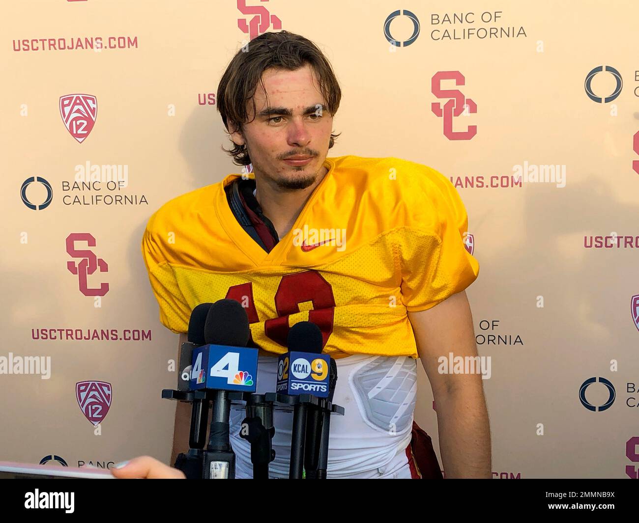 Southern California quarterback J.T. Daniels listens to reporters following his first NCAA college football practice after winning the Trojans' starting job, Tuesday, Aug. 28, 2018, in Los Angeles. The 18-year-old Daniels will be the first true freshman to start at quarterback for USC's powerhouse program since 2009. (AP Photo/Greg Beacham) Foto Stock