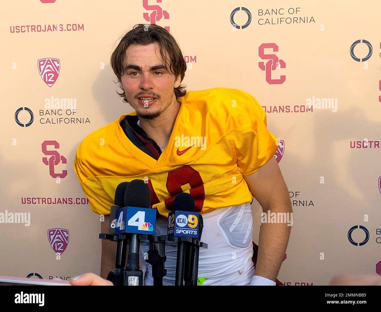 Southern California quarterback J.T. Daniels speaks to reporters following his first NCAA college football practice after winning the Trojans' starting job, Tuesday, Aug. 28, 2018, in Los Angeles. The 18-year-old Daniels will be the first true freshman to start at quarterback for USC's powerhouse program since 2009. (AP Photo/Greg Beacham) Foto Stock