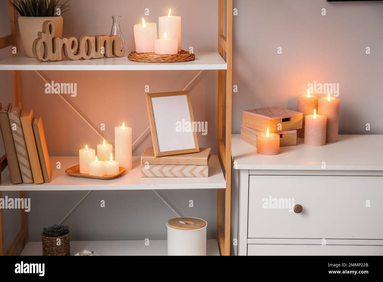 Interno della stanza con candele bruciate sul cassetto e scaffale Foto  stock - Alamy